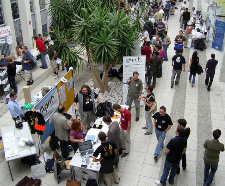 RMLL 2009 - Vue du dessus des Stands à l'IRESTE 2